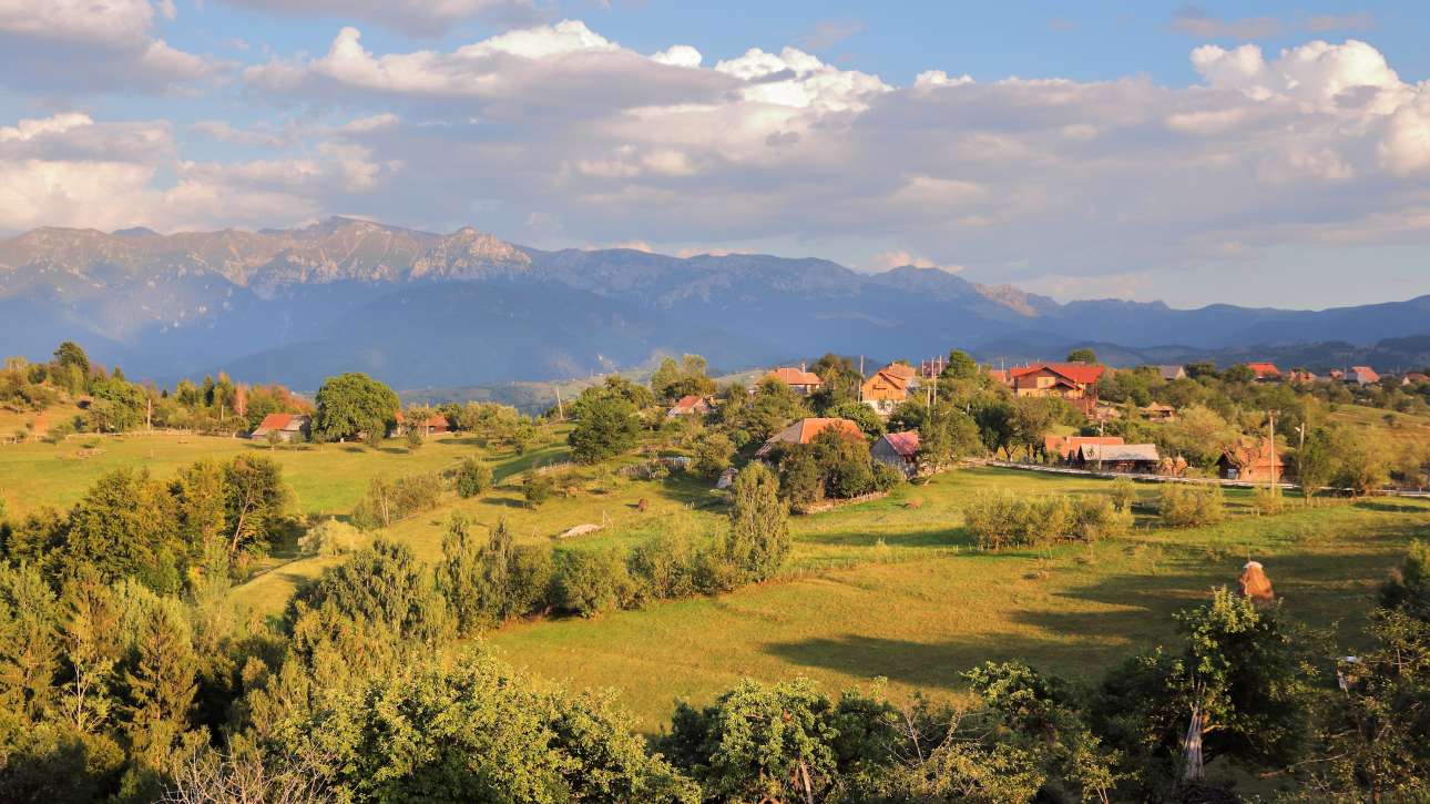 Piatra Craiului văzută din satul Măgura