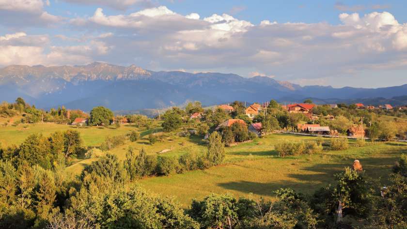 Piatra Craiului văzută din satul Măgura