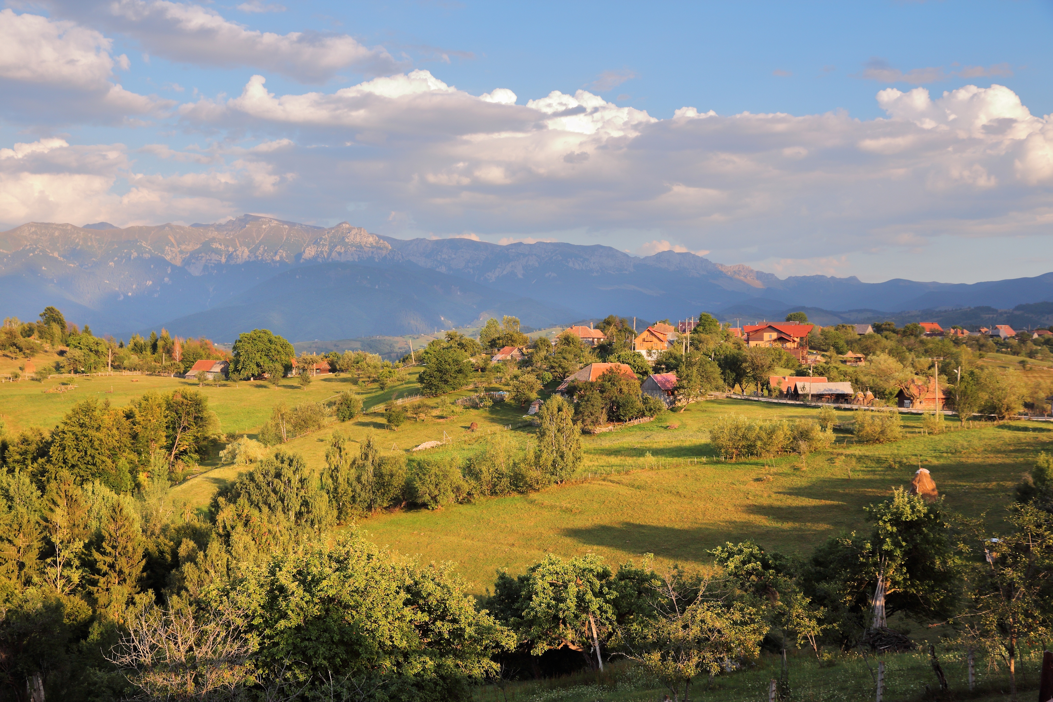 Piatra Craiului văzută din satul Măgura