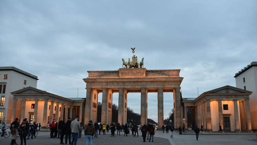 Berlin – Brandenburg Gate at dusk, Berlin (2) (39469443234)