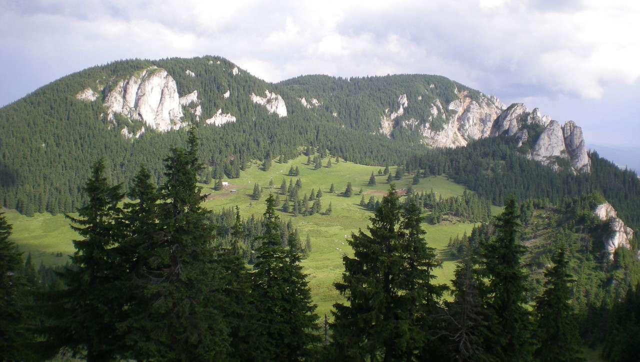 Hășmașul Mare și Piatra Singuratică