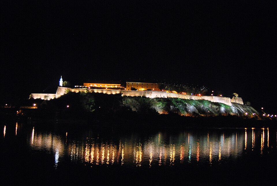 Cetatea Petrovaradin iluminată