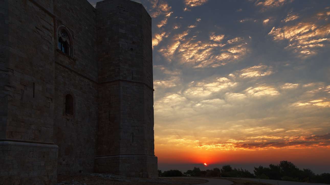 Castel del Monte în Puglia la lumină caldă