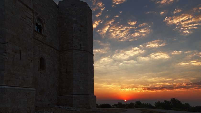 Castel del Monte în Puglia la lumină caldă