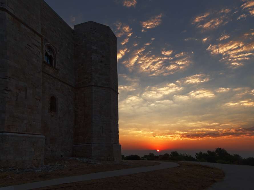 Castel del Monte în Puglia la lumină caldă