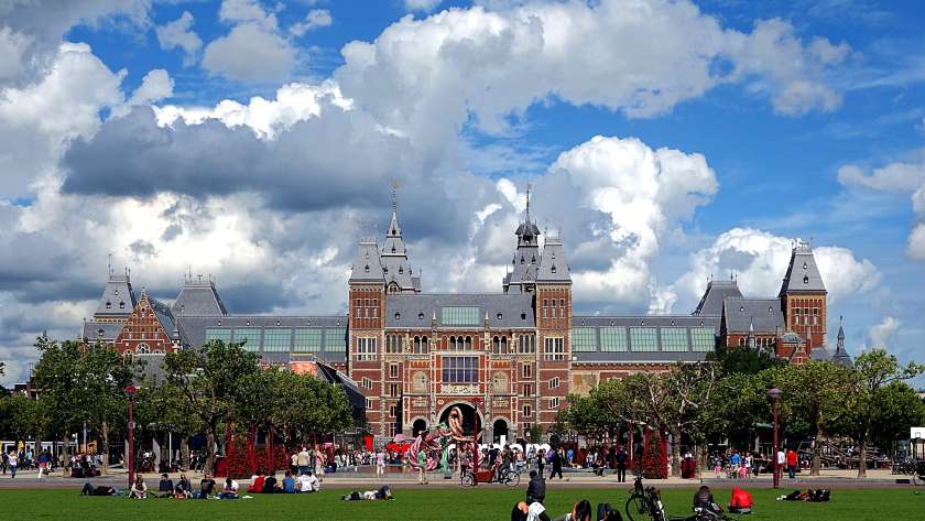 Rijksmuseum din Amsterdam văzut din Museumplein
