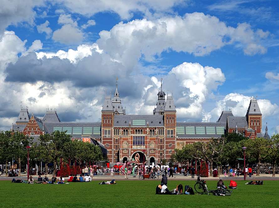 Rijksmuseum din Amsterdam văzut din Museumplein