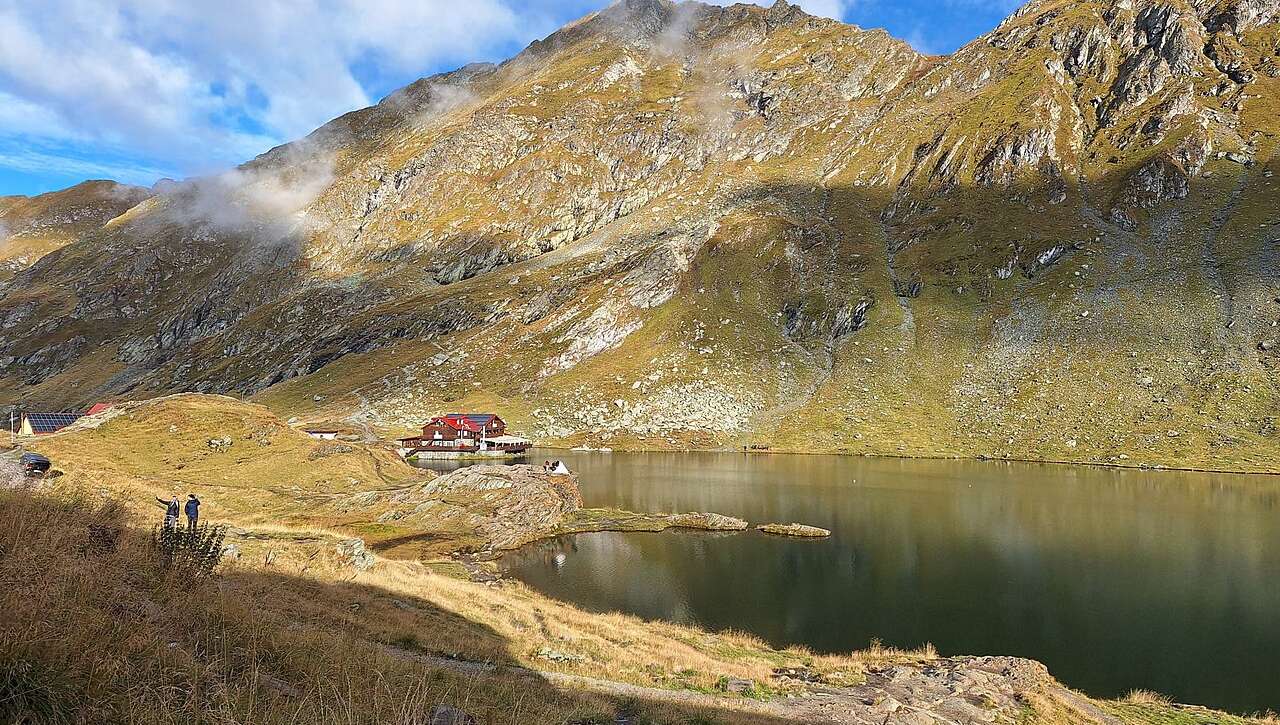 Lacul Bâlea în căldarea glaciară din Munții Făgăraș