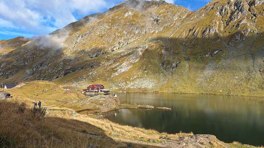 Lacul Bâlea în căldarea glaciară din Munții Făgăraș