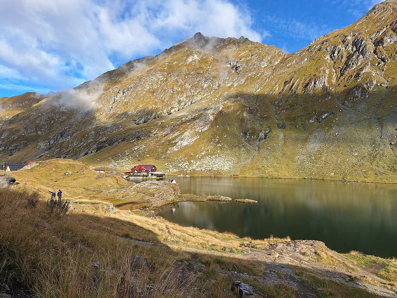 Lacul Bâlea în căldarea glaciară din Munții Făgăraș