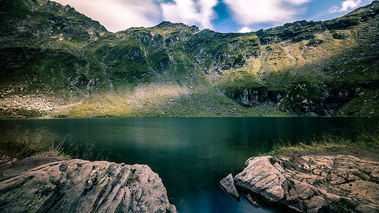 Peisaj montan cu Lacul Bâlea și crestele Făgărașului