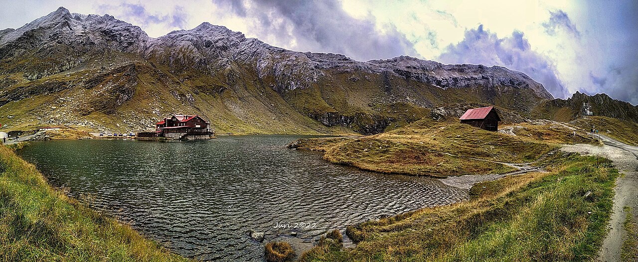 Panoramă asupra Lacului Bâlea de pe Transfăgărășan