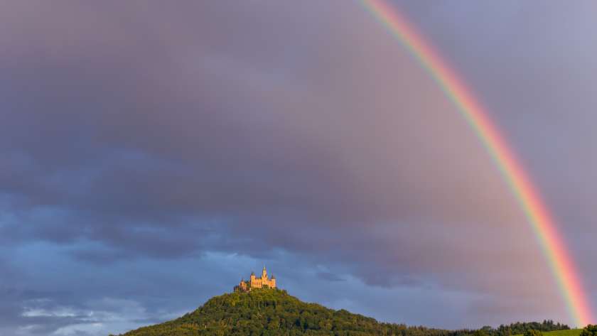 Castelul Hohenzollern pe vârful muntelui din Baden-Württemberg