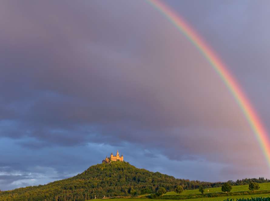 Castelul Hohenzollern pe vârful muntelui din Baden-Württemberg
