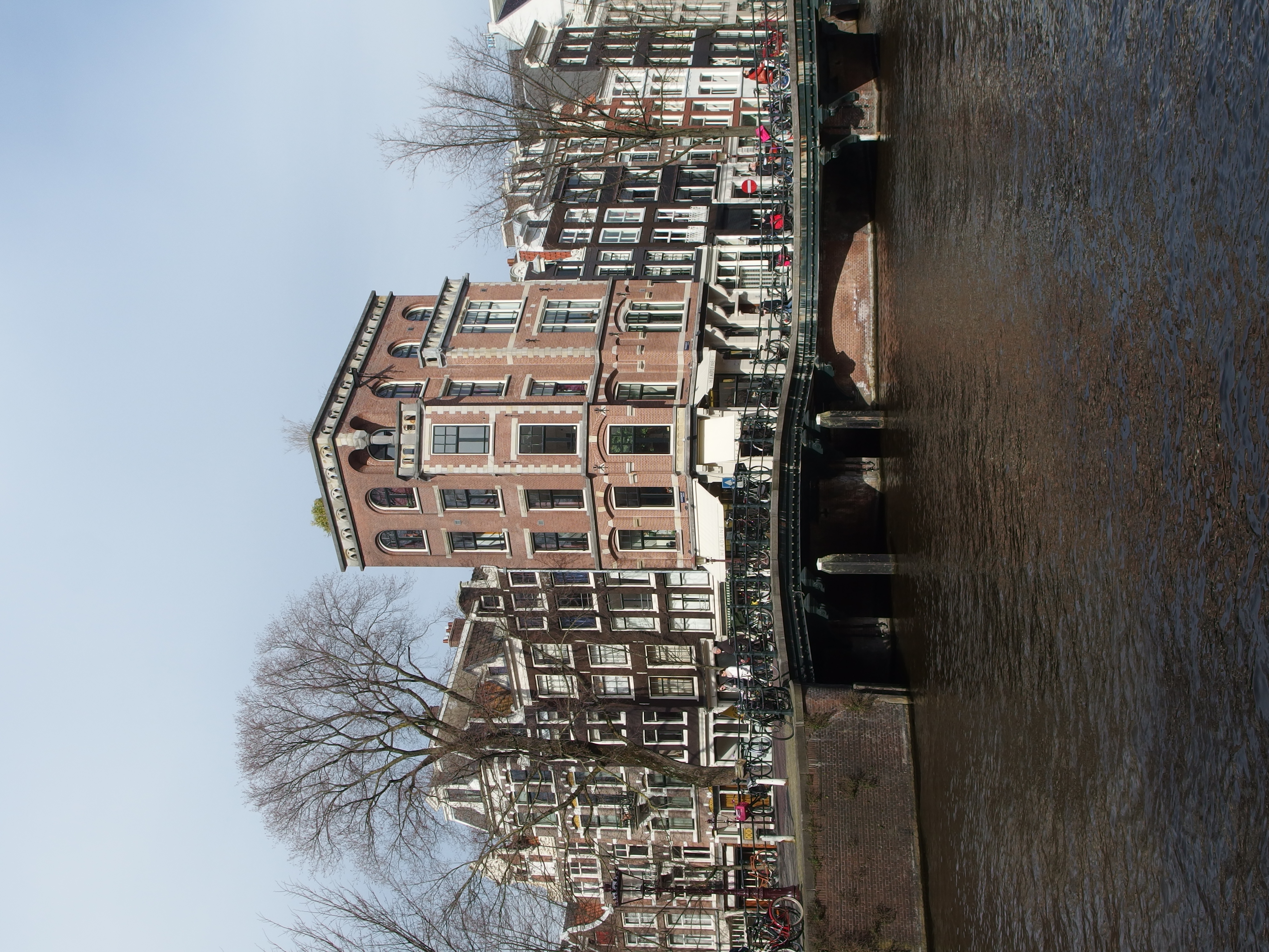 Canal și case istorice în cartierul Jordaan din Amsterdam
