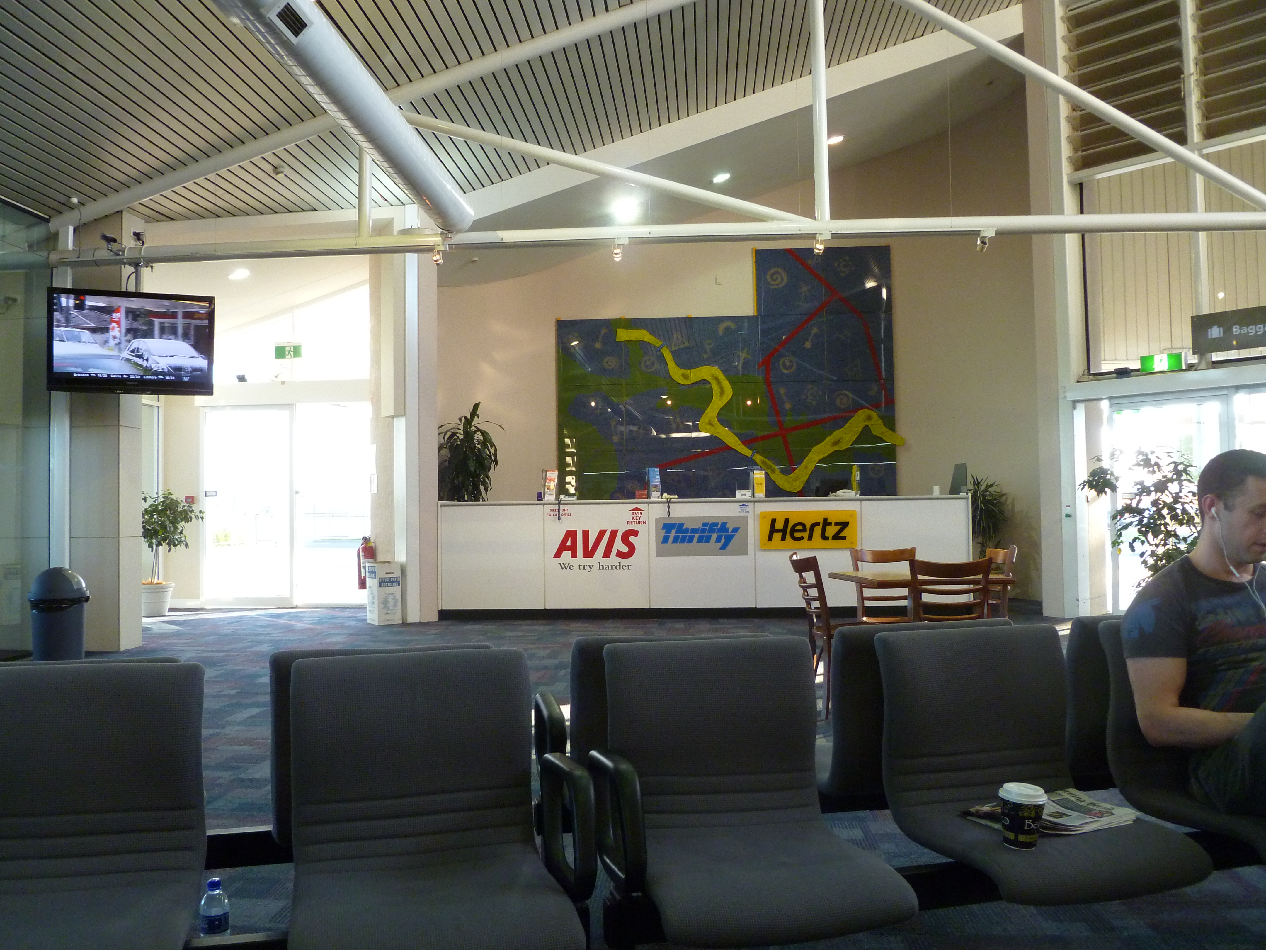 Mai multe birouri de inchirieri auto intr-un terminal de aeroport