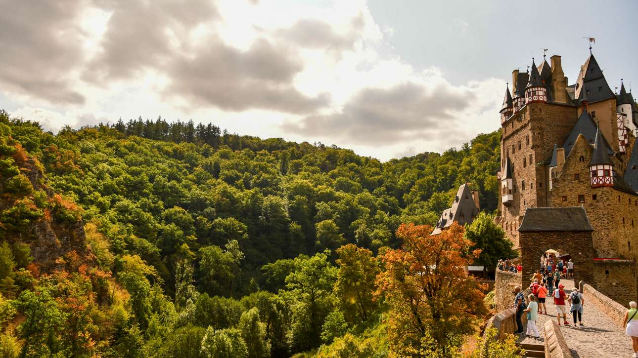 Castelul Eltz înconjurat de pădure