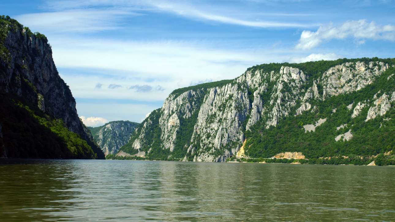 Cazanele Dunării văzute de pe malul românesc
