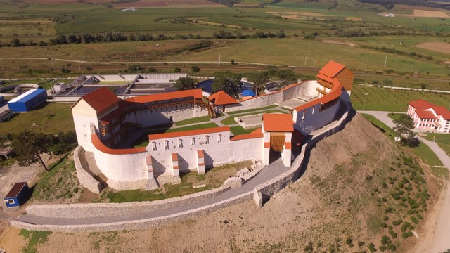 Zidurile restaurate ale Cetății Feldioara