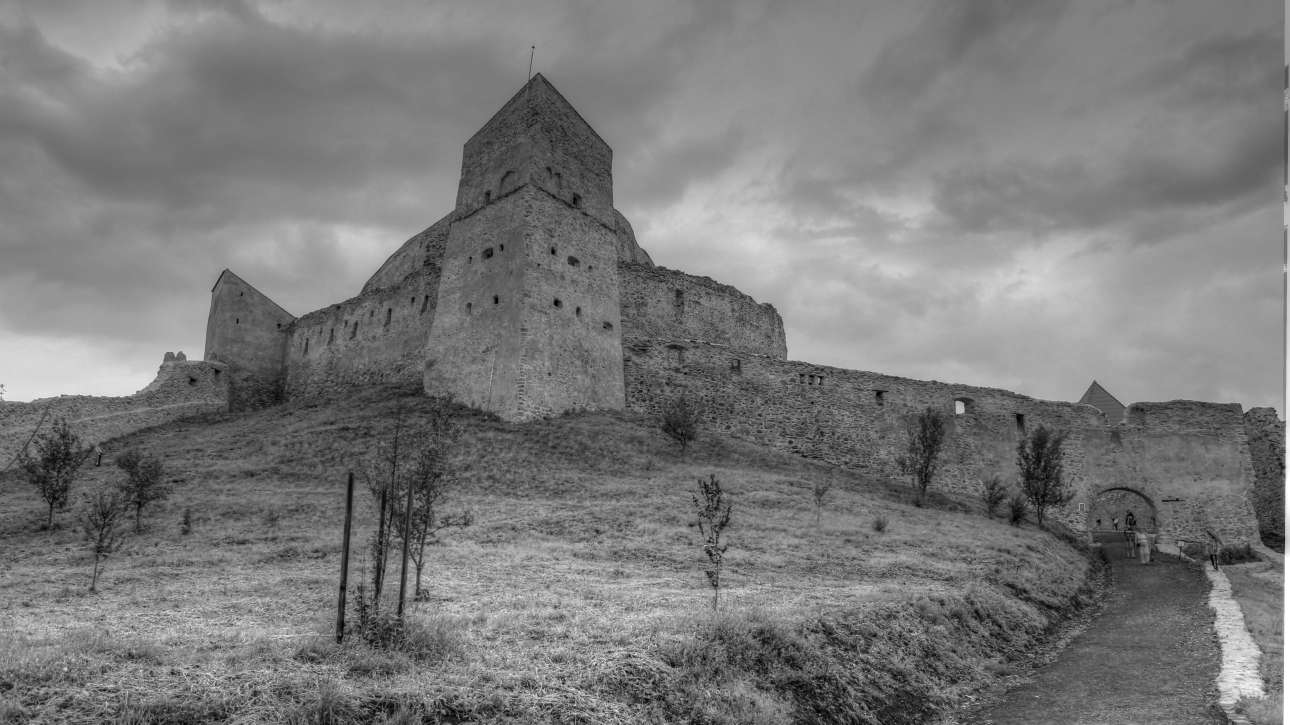 Cetatea Rupea văzută de la bază