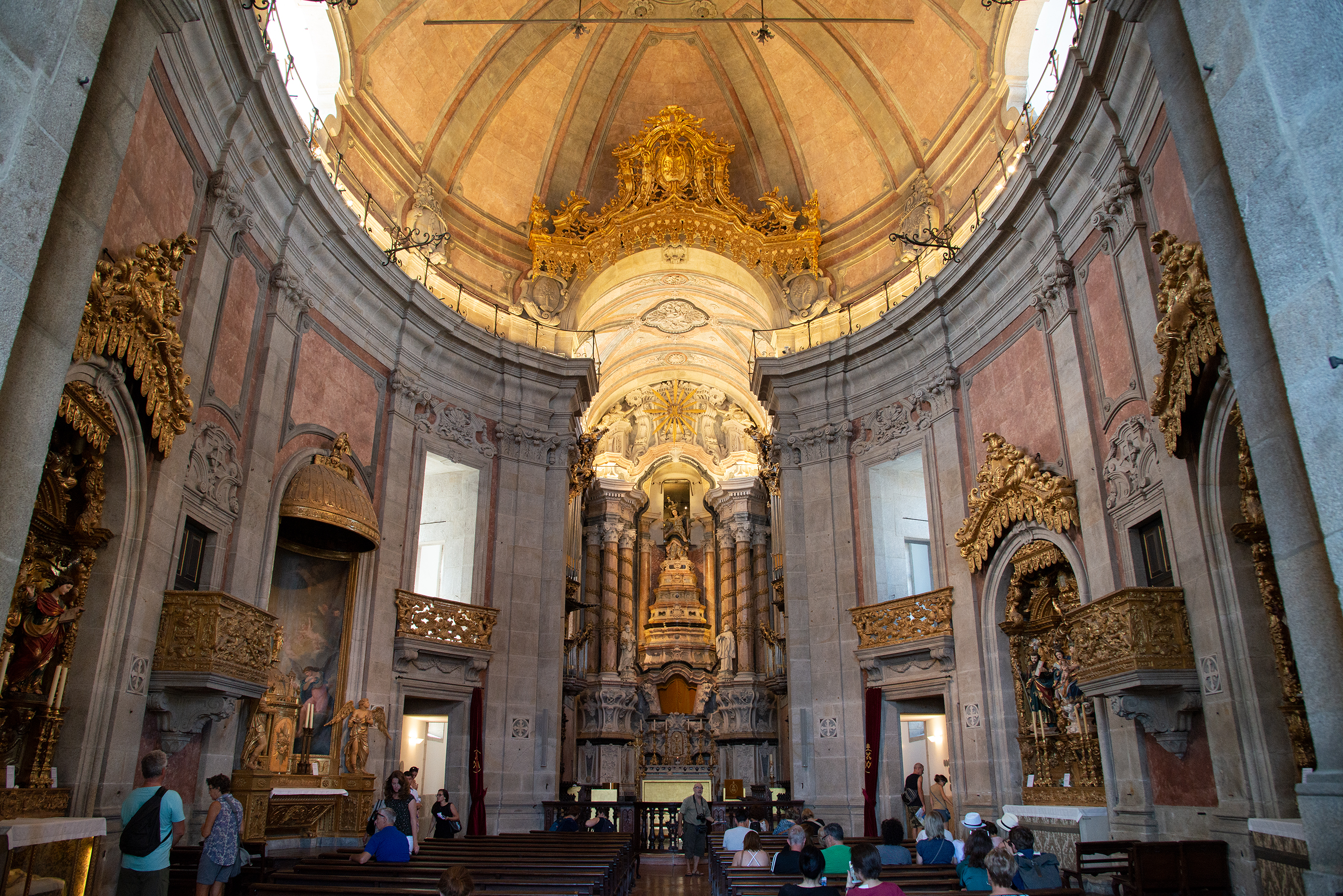 Interiorul Bisericii Clérigos din Porto