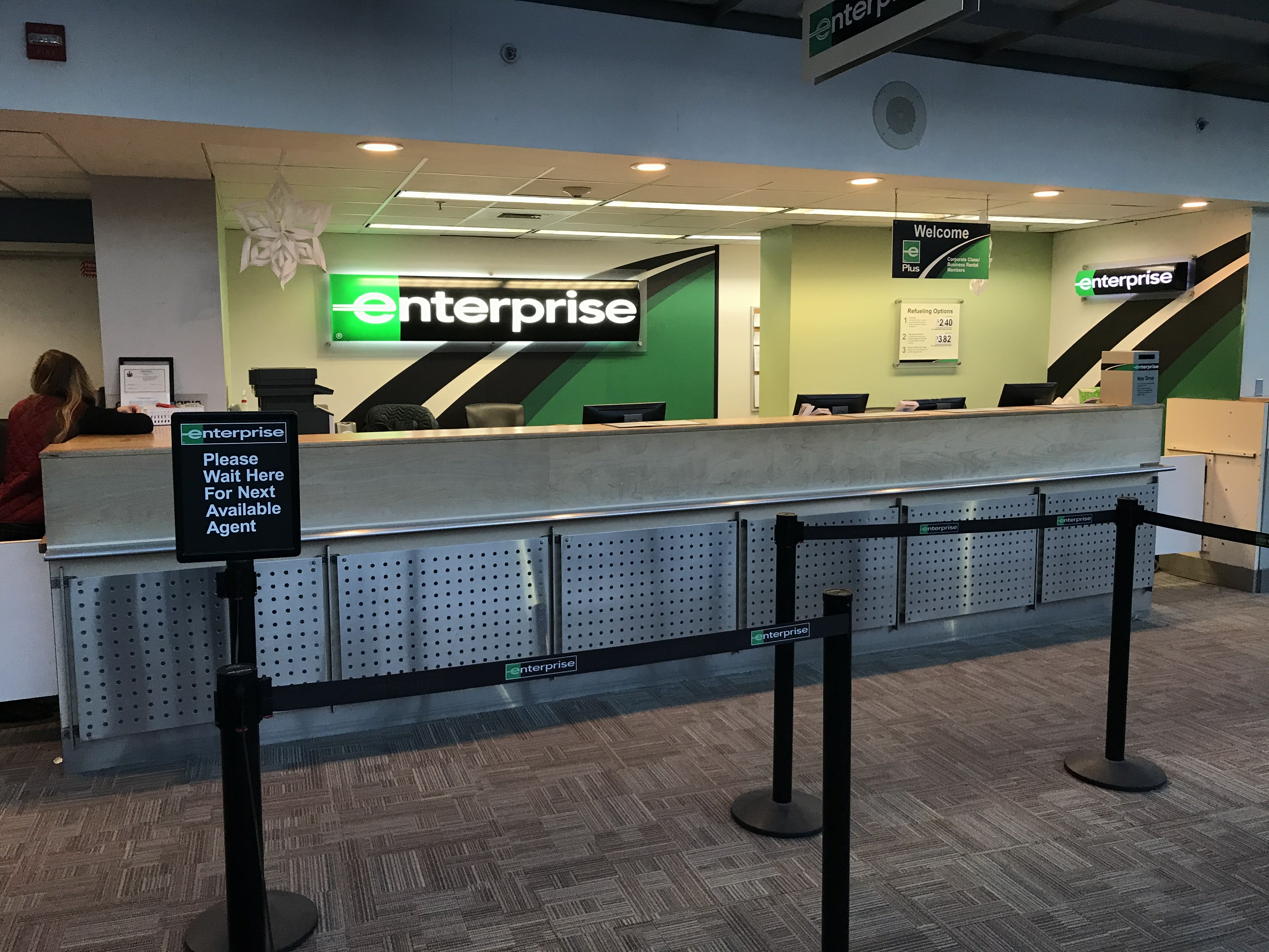 Ghiseu de inchirieri auto intr-un aeroport