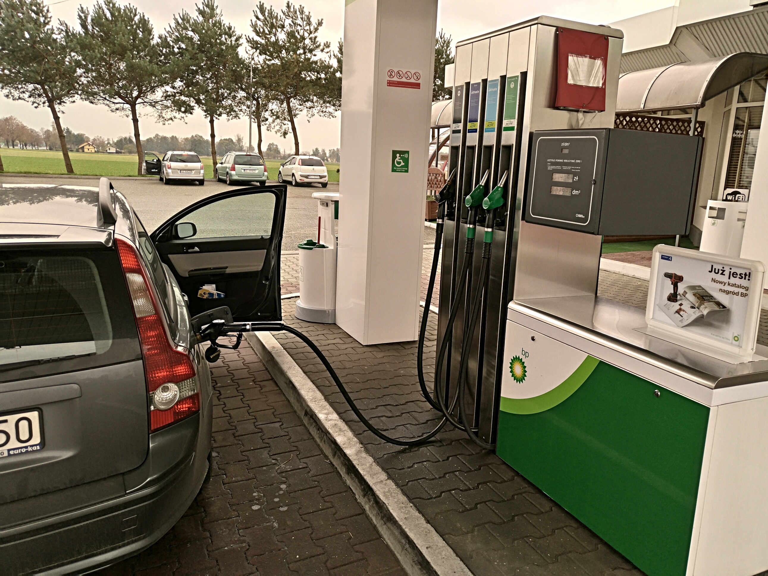 Alimentarea unei masini la statia de carburant
