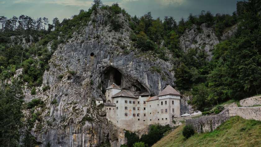 Castelul Predjama construit în stâncă în Slovenia