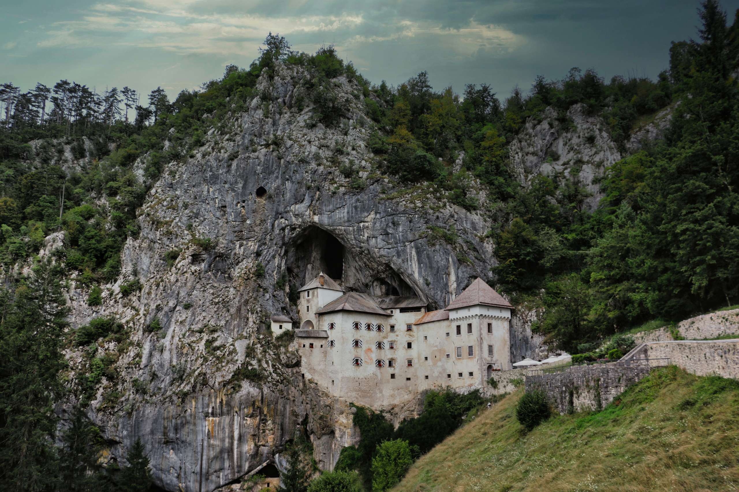 Castelul Predjama construit în stâncă în Slovenia