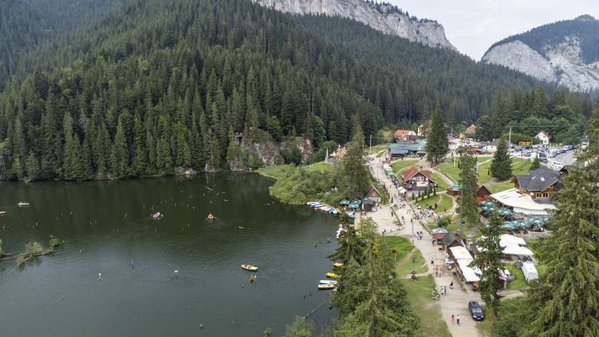 Lacul Roșu și pădurile din jur