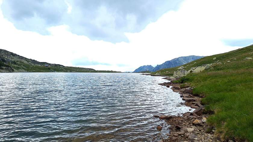 Lacul Bucura din Parcul Național Retezat, vedere panoramică