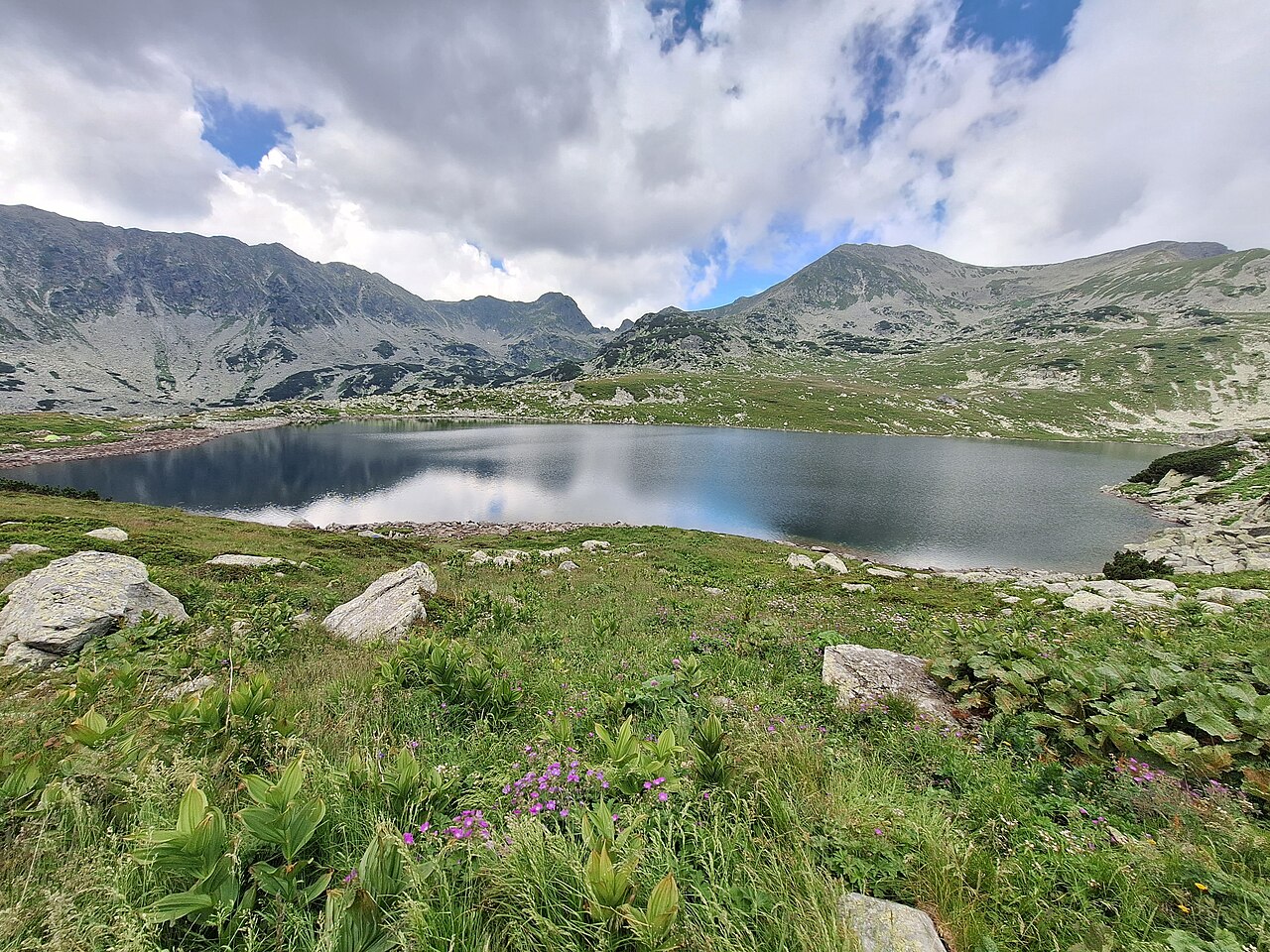 Lacul Bucura văzut de pe traseul montan