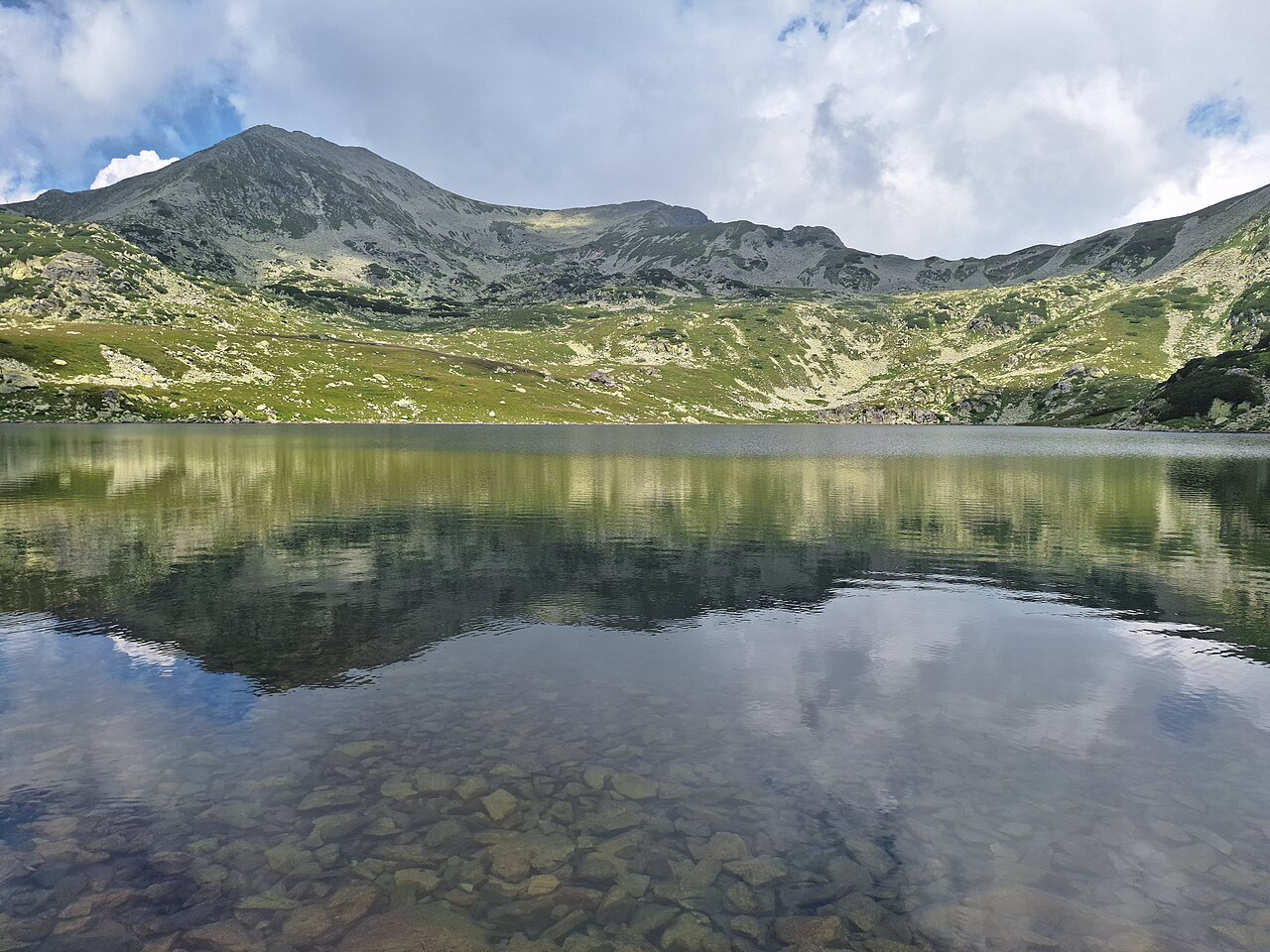 Căldarea glaciară Bucura din Munții Retezat