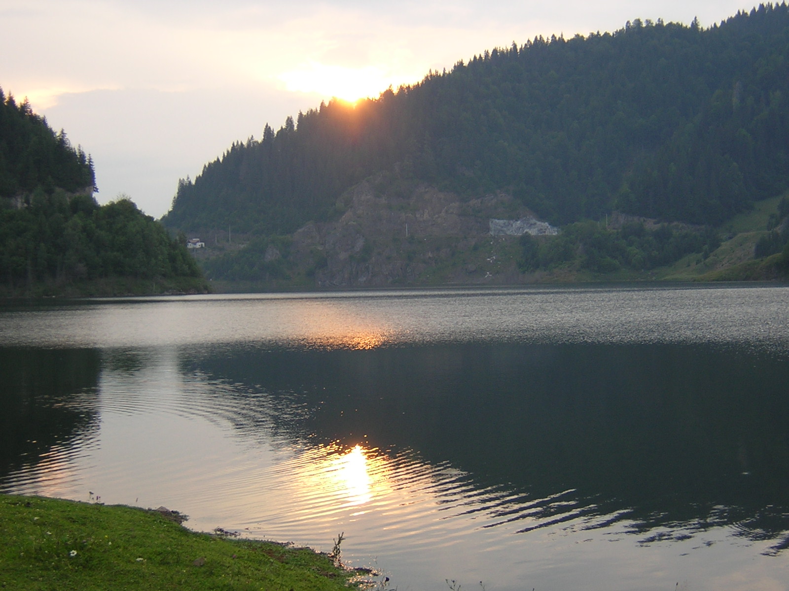 Lacul Colibița la apus, cu apa și versanții împăduriți din Bistrița-Năsăud