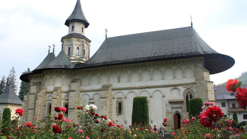 Mănăstirea Putna vedere din curte