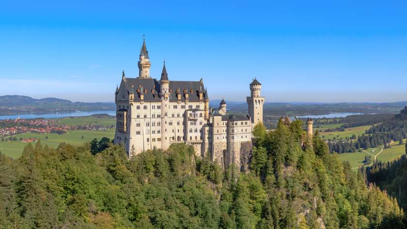 Castelul Neuschwanstein în peisajul alpin bavarez