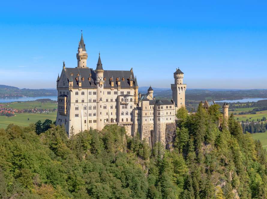 Castelul Neuschwanstein în peisajul alpin bavarez