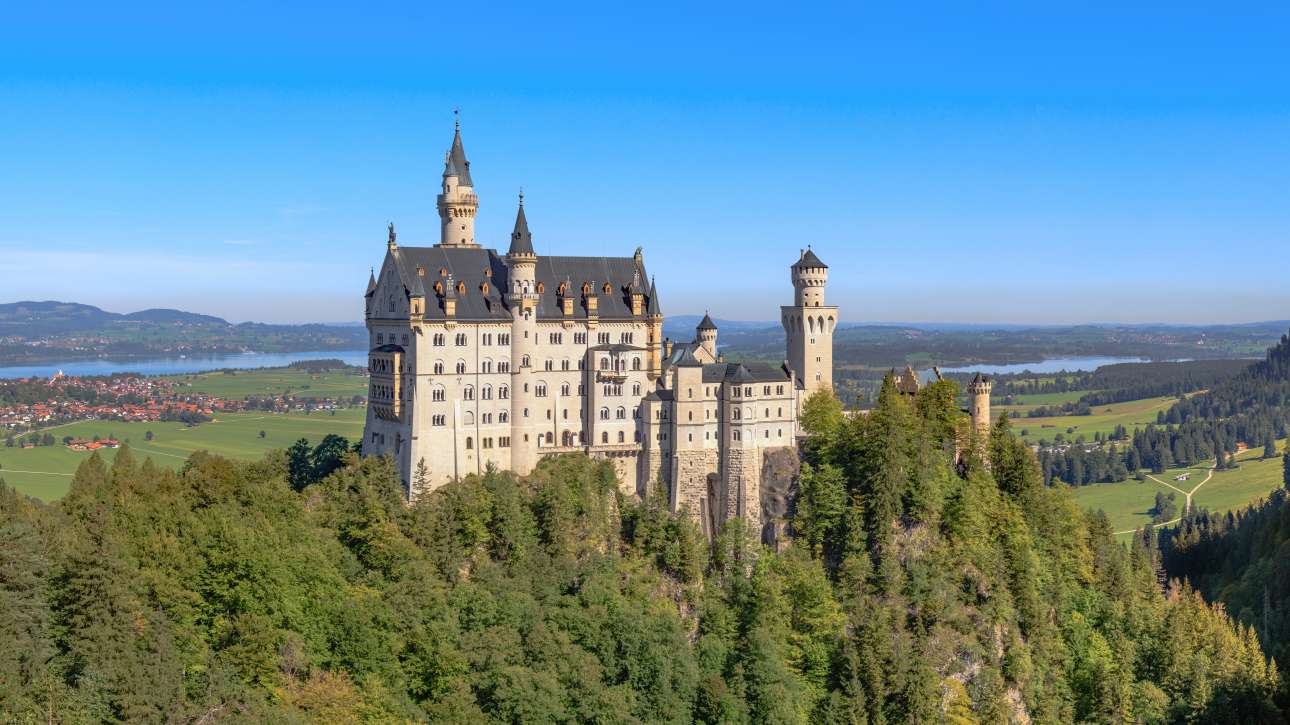 Castelul Neuschwanstein în peisajul Alpilor Bavarezi
