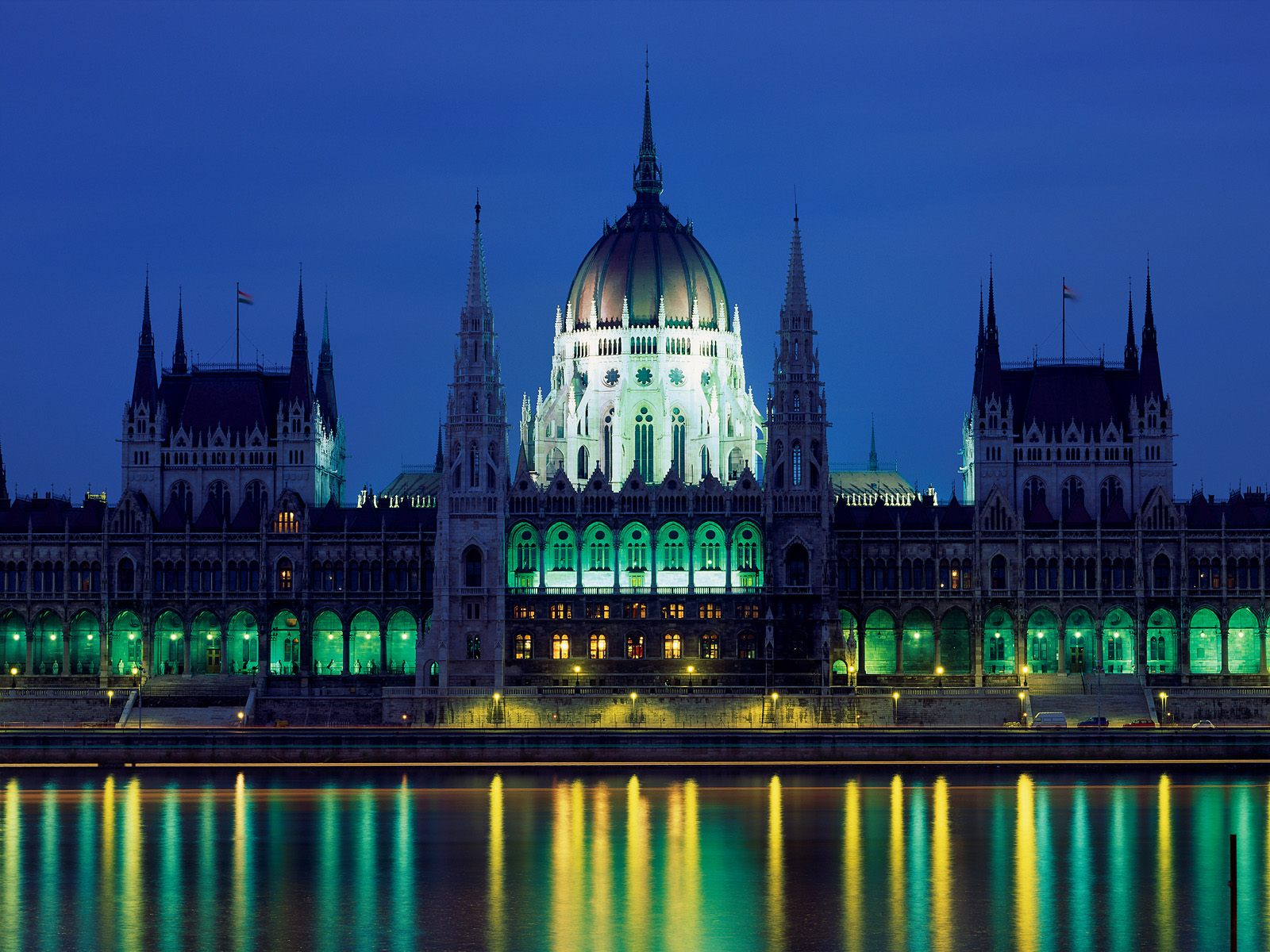 Clădirea Parlamentului Ungariei iluminată pe malul Dunării în Budapesta