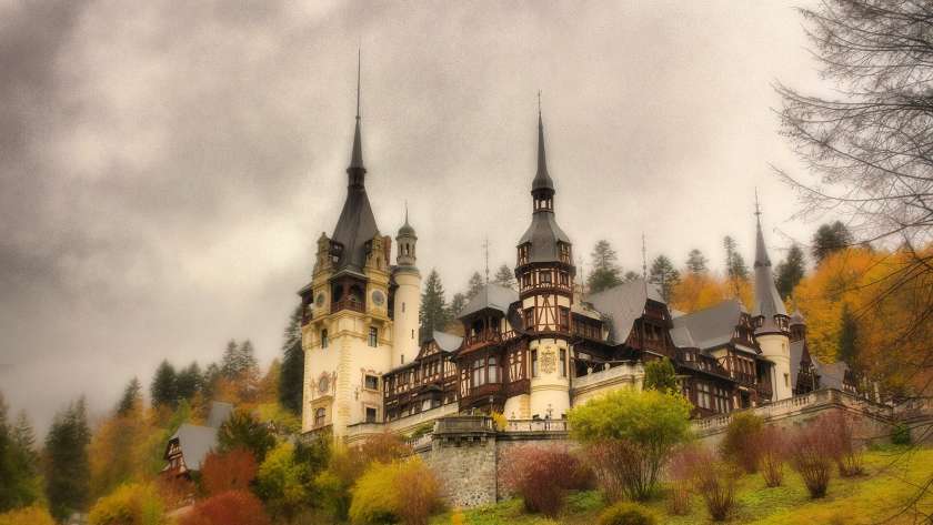 Castelul Peleș văzut din grădină