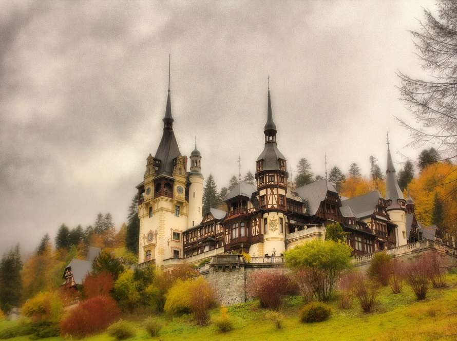 Castelul Peleș văzut din grădină