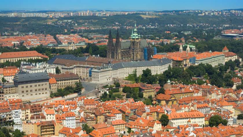 Castelul din Praga și Catedrala Sfântul Vitus văzute deasupra acoperișurilor orașului