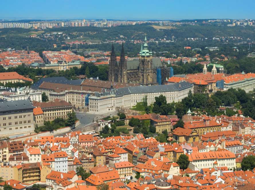 Castelul din Praga și Catedrala Sfântul Vitus văzute deasupra acoperișurilor orașului