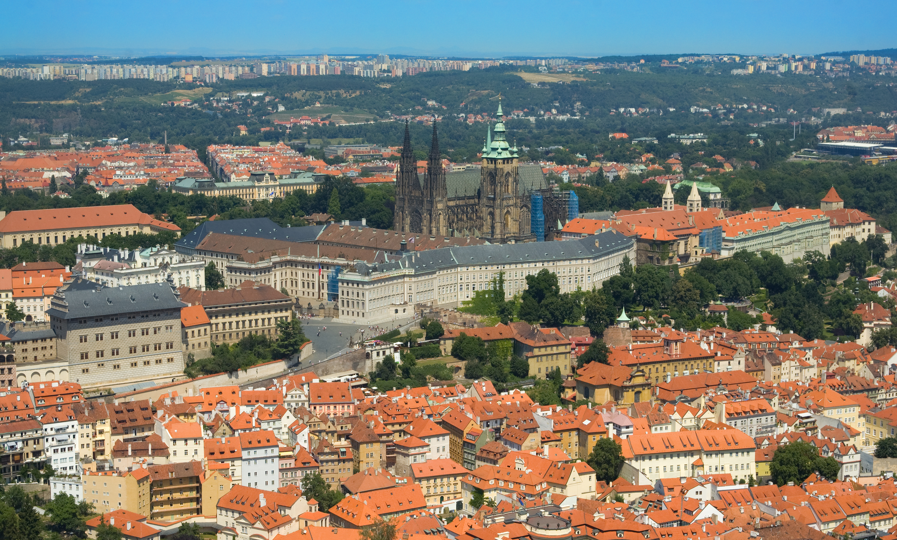 Castelul din Praga și Catedrala Sfântul Vitus văzute deasupra acoperișurilor orașului