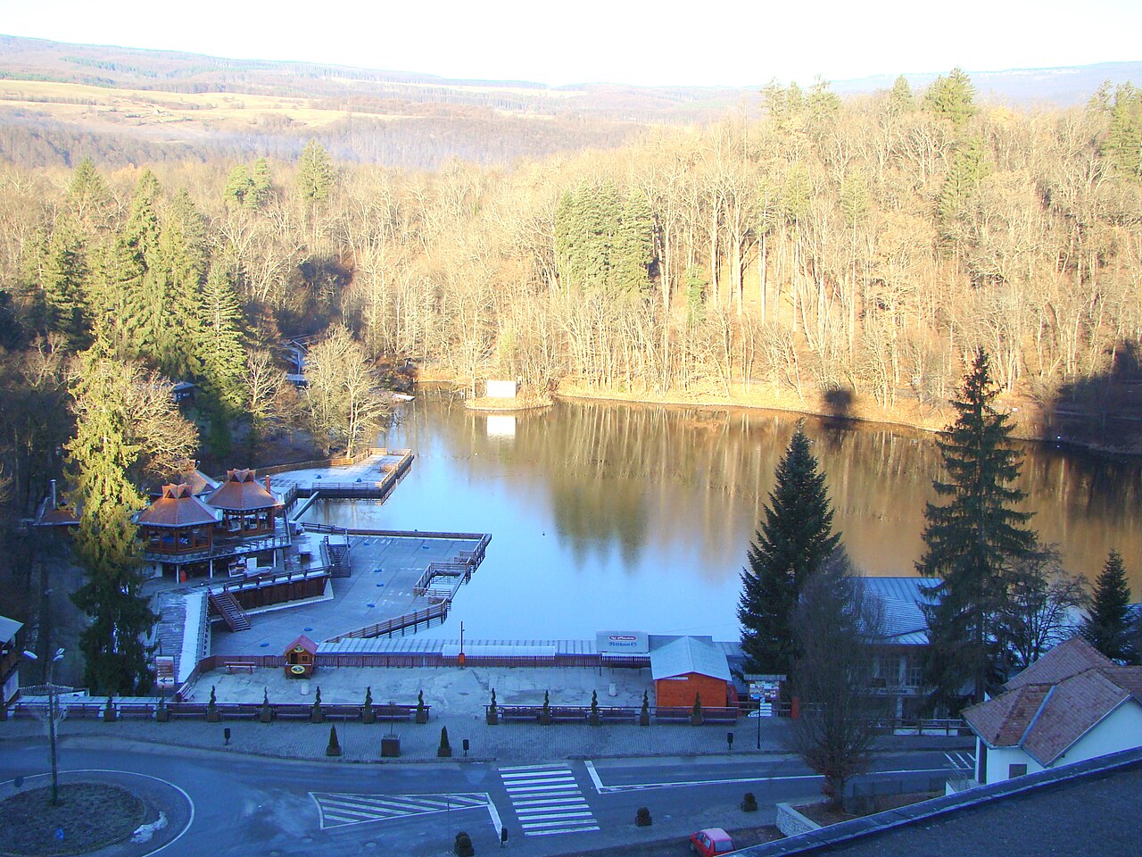 Lacul Ursu și pădurea din stațiunea Sovata