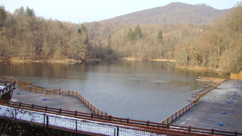 Lacul Ursu din Sovata văzut de pe promenadă