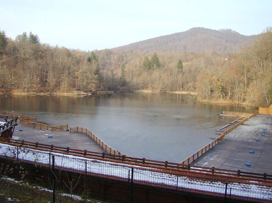 Lacul Ursu din Sovata văzut de pe promenadă