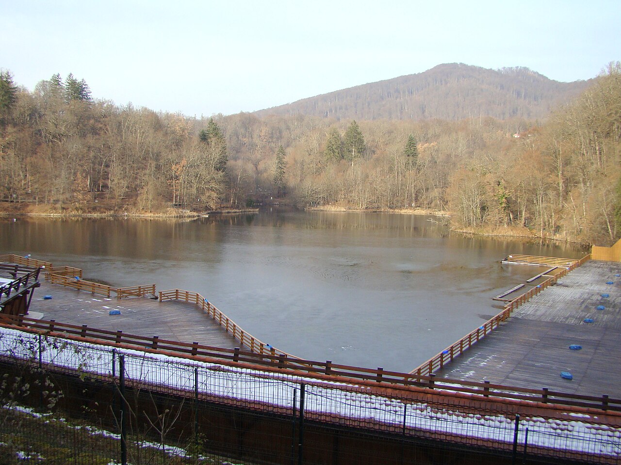 Lacul Ursu din Sovata văzut de pe promenadă