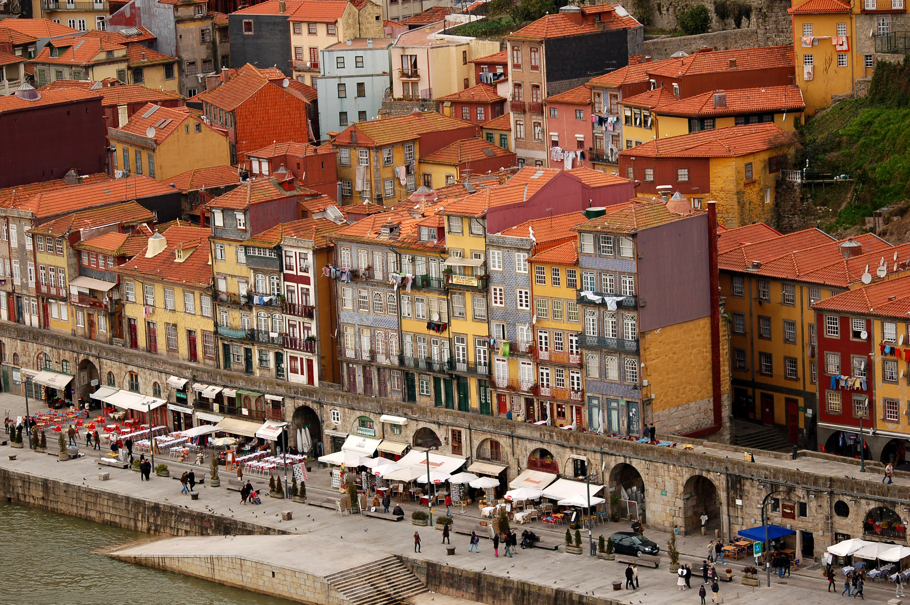 Fațadele colorate ale cartierului Ribeira din Porto