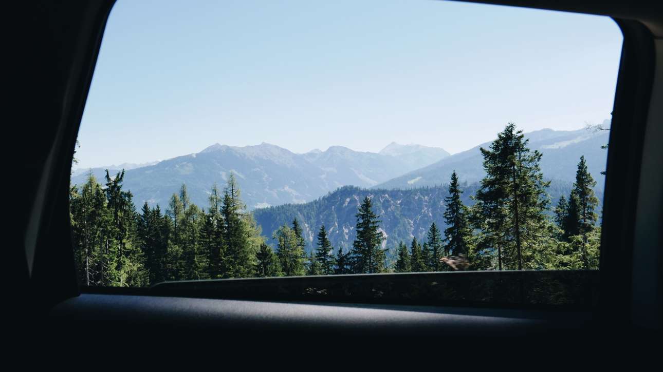 Drum spectaculos printre munti vazut din masina intr-un road trip